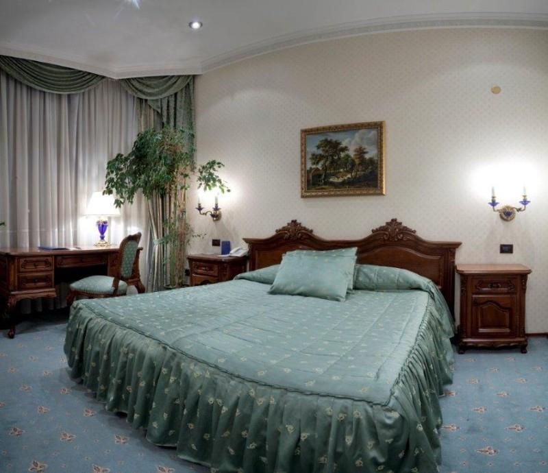 Grand Hotel London Varna Cameră foto A bedroom